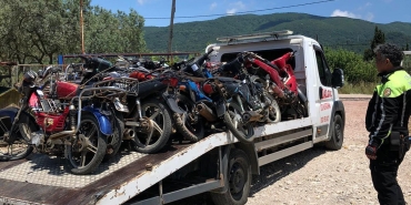 ERDEK'TE  TESCİLSİZ MOTOSİKLETLER TOPLANDI