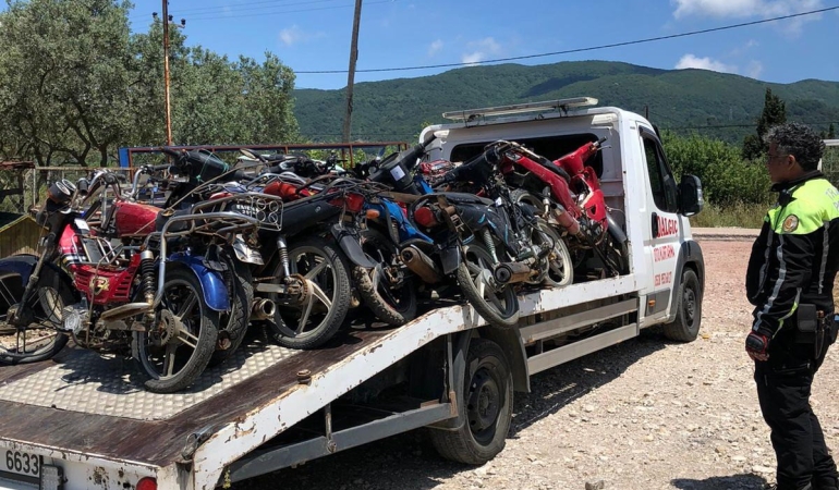 Erdek’te tescilsiz motosikletler toplandı