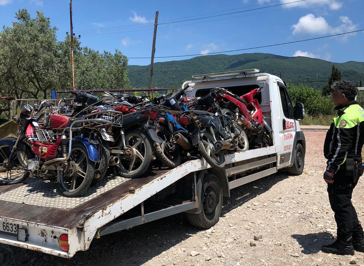 ERDEK'TE  TESCİLSİZ MOTOSİKLETLER TOPLANDI