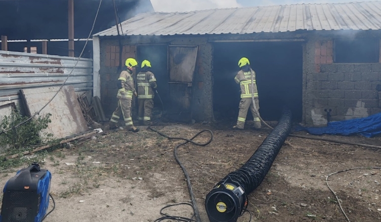 Manyas’ta hayvan damında çıkan yangında 42 küçükbaş hayvan telef oldu