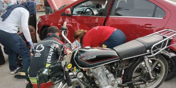 Balıkesir’de motosiklet otomobile çarptı
