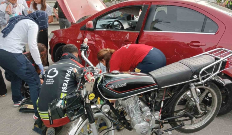 Balıkesir’de motosiklet otomobile çarptı