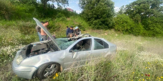 Balıkesir’de tarlaya uçan aracın sürücüsünü vatandaşlar kurtardı
