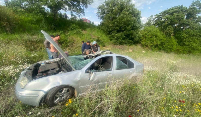 Balıkesir’de tarlaya uçan aracın sürücüsünü vatandaşlar kurtardı