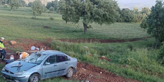 Balıkesir’de otomobil şarampole uçtu; 3 yaralı