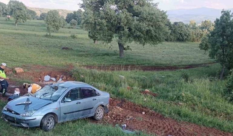 Balıkesir’de otomobil şarampole uçtu; 3 yaralı