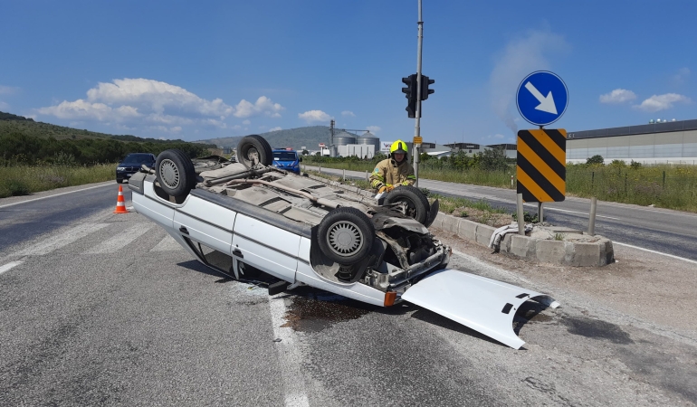 Gönen’de Trafik Kazası: Takla Atan Araçta 2 Kişi Yaralandı