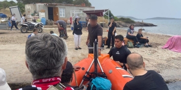 AYVALIK’IN MADEN ADASI’NDA MAHSUR KALAN VATANDAŞLARI SAHİL GÜVENLİK KURTARDI