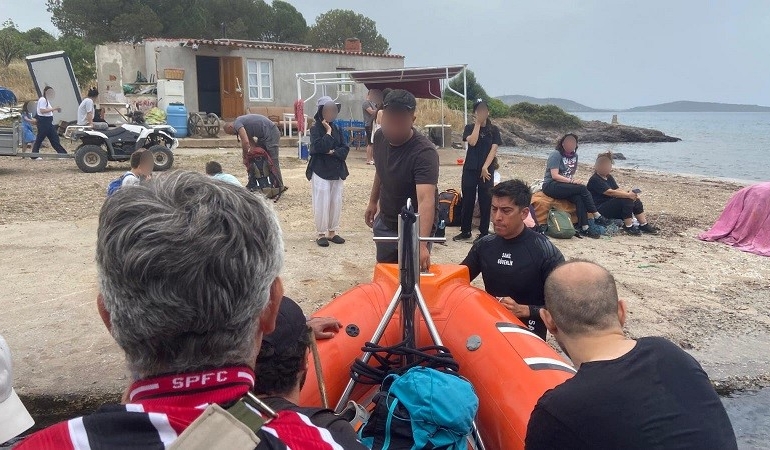 Balıkesir’de Maden Adası’nda mahsur kalan vatandaşları Sahil Güvenlik kurtardı