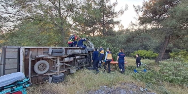 BALIKESİR'DE KAMYONET KAZA SONUCU TERS DÖNDÜ; 1 YARALI YARALAN SÜRÜCÜ ARAÇTAN HİDROLİK MAKAS İLE KESİLEREK ARAÇTAN ÇIKARILDI