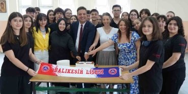 MİLYONLUK İZLENMEYE PASTALI KUTLAMA LİSE ÖĞRENCİLERİNİN BEDEN PERKÜSYONU GÖSTERİSİ 1 MİLYON İZLENMEYE ULAŞTI