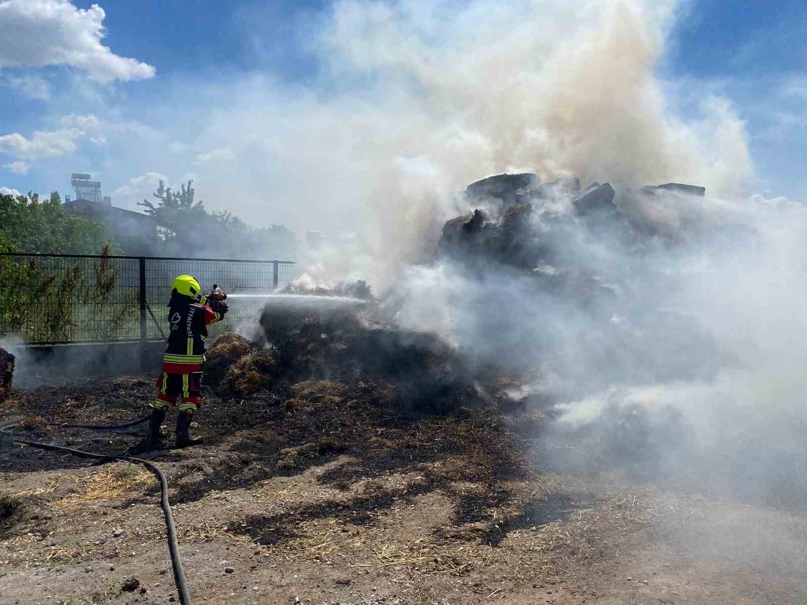 BALIKESİR'DE 500 BALYA SAMAN KÜL OLDU