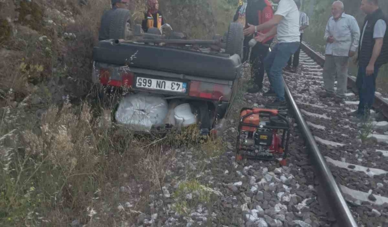 Balıkesir’de otomobil şarampolden tren yoluna uçtu