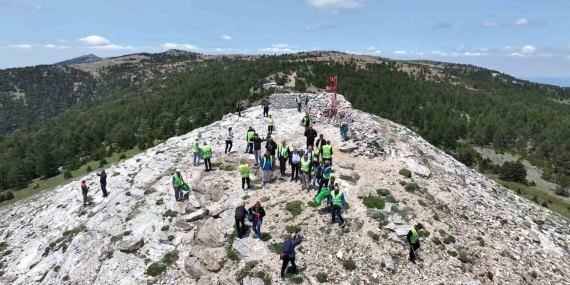 Kazdağları zirvesinde çevre temizliği