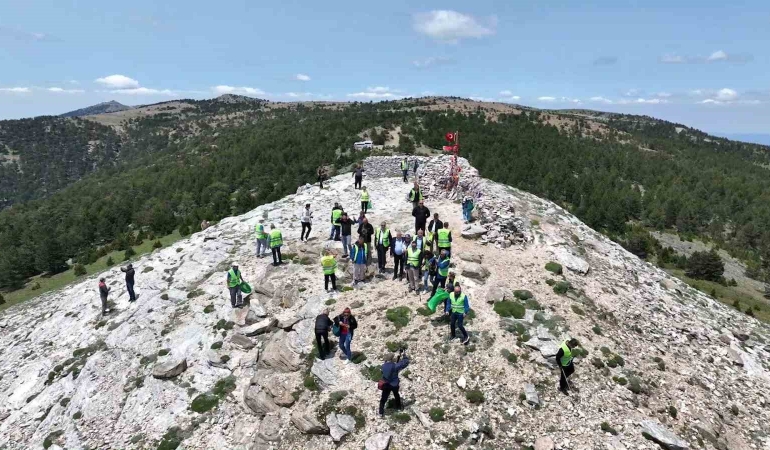 Kazdağları zirvesinde çevre temizliği