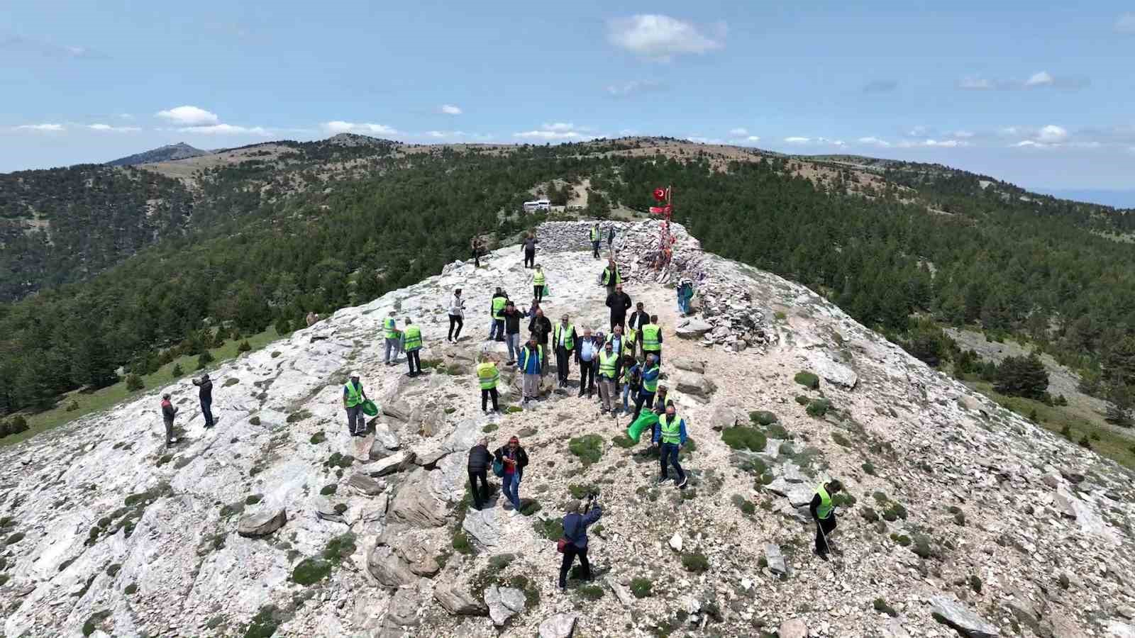KAZDAĞLARI ZİRVESİNDE ÇEVRE TEMİZLİĞİ KAZDAĞLARI’NDA ÇEVRE İÇİN ANLAMLI ETKİNLİK