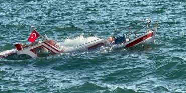 AYVALIK'TA DEMİRLİ OLAN BALIKÇI TEKNESİ SU ALARAK BATTI