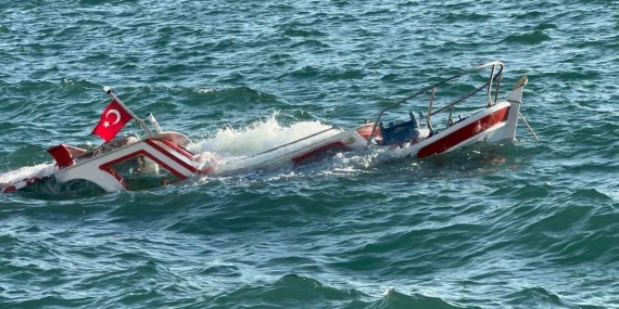 Balıkesir’de demirli olan balıkçı teknesi su alarak battı