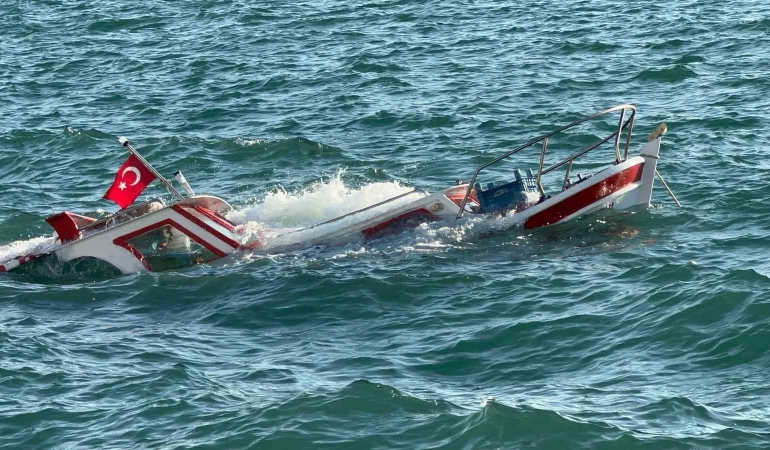 Balıkesir’de demirli olan balıkçı teknesi su alarak battı