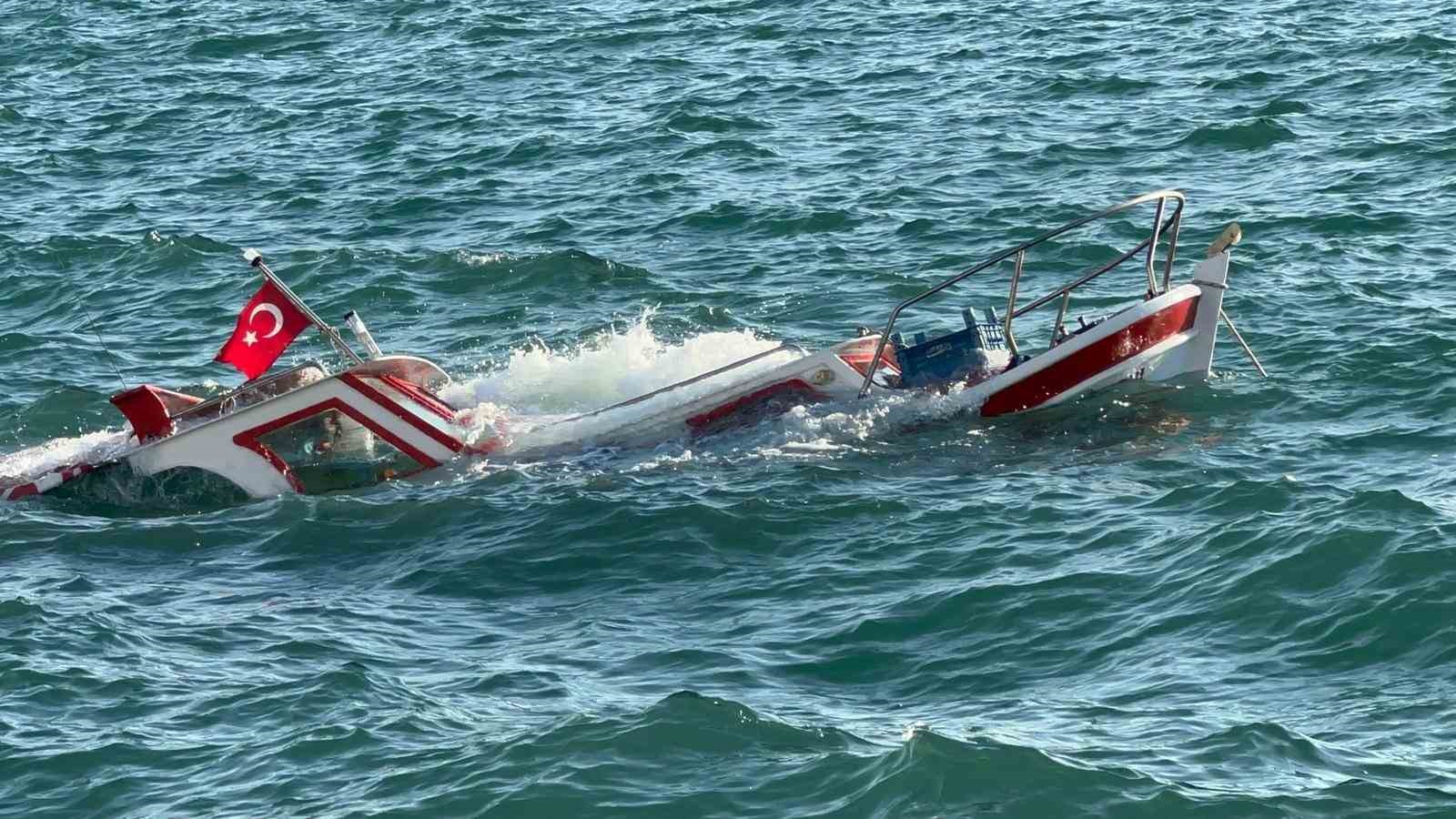 AYVALIK'TA DEMİRLİ OLAN BALIKÇI TEKNESİ SU ALARAK BATTI