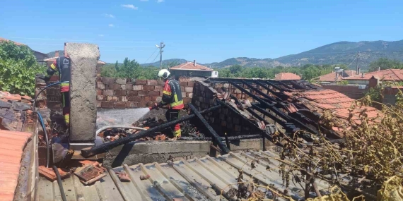 Balıkesir’de odunlukta çıkan yangın eve sıçradı