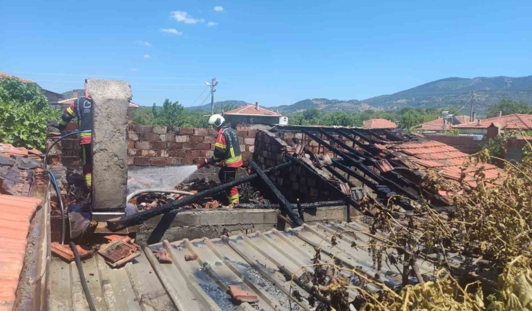 Balıkesir’de odunlukta çıkan yangın eve sıçradı