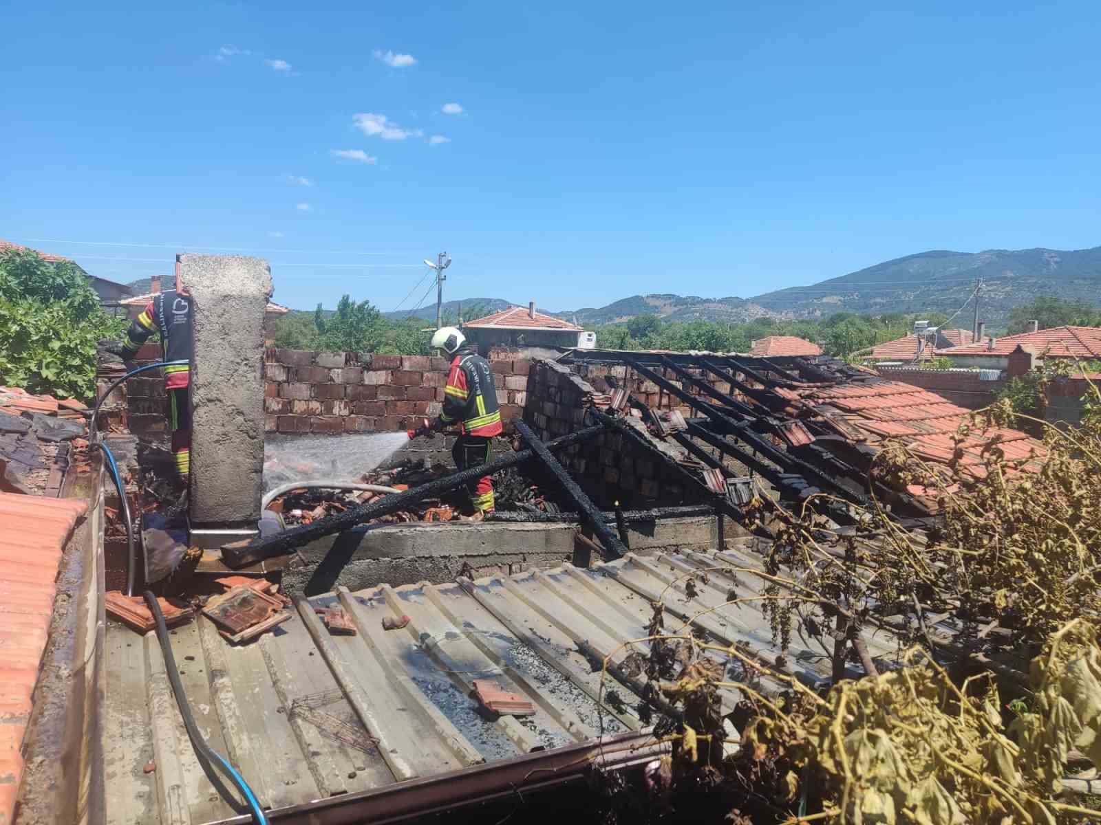 BURHANİYE'DE ODUNLUKTA ÇIKAN YANGIN EVE SIÇRADI