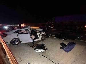 BALIKESİR'DE AREFE GÜNÜ KAZAYLA BAŞLADI: KAMYONA ÇARPAN OTOMOBİLDE 2 KİŞİ HAYATINI KAYBETTİ