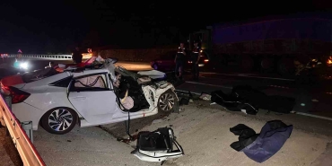 BALIKESİR'DE AREFE GÜNÜ KAZAYLA BAŞLADI: KAMYONA ÇARPAN OTOMOBİLDE 2 KİŞİ HAYATINI KAYBETTİ