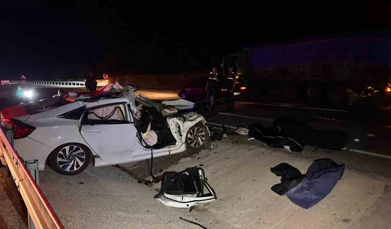 Balıkesir’de arefe günü kazayla başladı: Kamyona çarpan otomobilde 2 kişi hayatını kaybetti