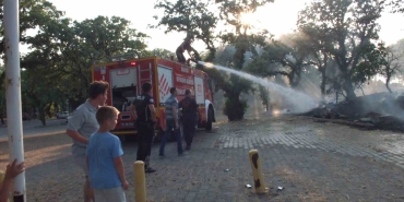 BALIKESİR’DE OT YANGININI TÜPLERLE SÖNDÜRDÜLER