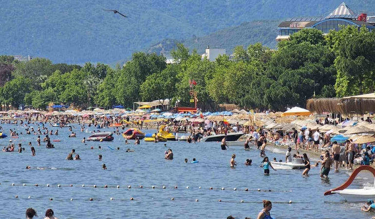 Bayramda Erdek’e ziyaretçi akını, sahiller tıklım tıklım