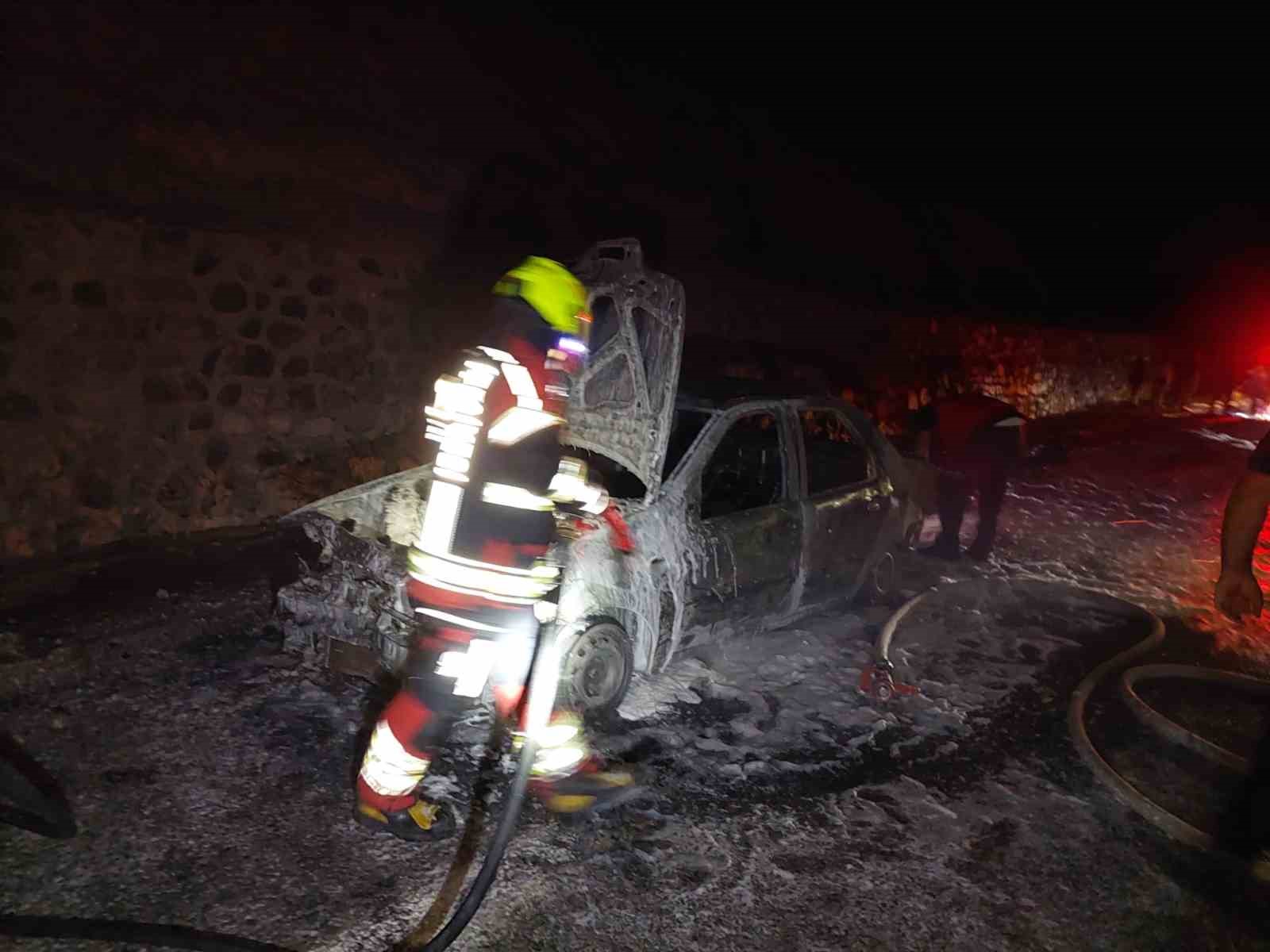 KAZDAĞLARI'NDA ÇIKAN ARAÇ YANGININA İTFAİYE MÜDAHALE ETTİ