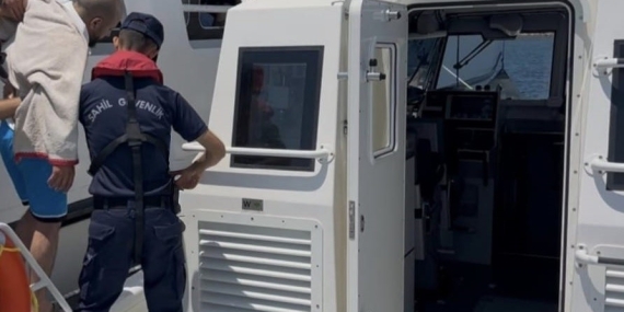 Balıkesir açıklarında gezi teknesinde rahatsızlanan şahıs tahliye edildi