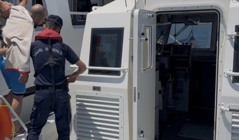 Balıkesir açıklarında gezi teknesinde rahatsızlanan şahıs tahliye edildi