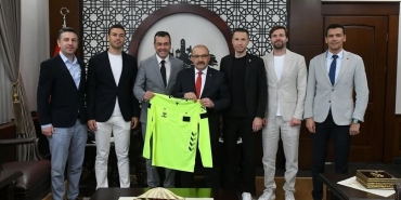 BALIKESİRLİ SÜPER LİG HAKEMLERİ VE GÖZLEMCİLER VALİ USTAOĞLU'NU ZİYARET ETTİ