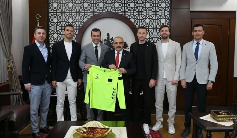 Balıkesirli Süper Lig hakemleri ve gözlemciler Vali Ustaoğlu’nu ziyaret etti