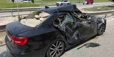 OTOMOBİL FRENİ KİLİTLENEN BİÇERDÖVERİN ALTINA GİRDİ: 2 YARALI