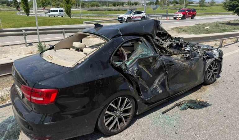 Otomobil freni kilitlenen biçerdöverin altına girdi: 2 yaralı