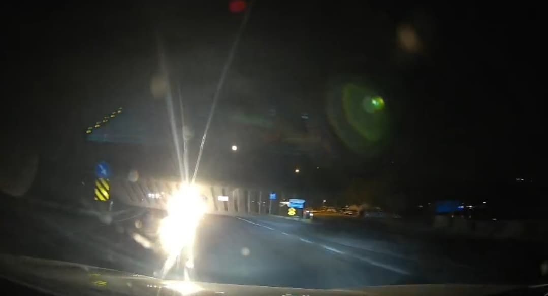 ERDEK'TE TERSTEN GELEN OTOMOBİL FACİAYA DAVETİYE ÇIKARDI ERDEK-BANDIRMA YOLUNDA KARŞI ŞERİTTEN GELEN ARAÇ PANİK YAŞATTI