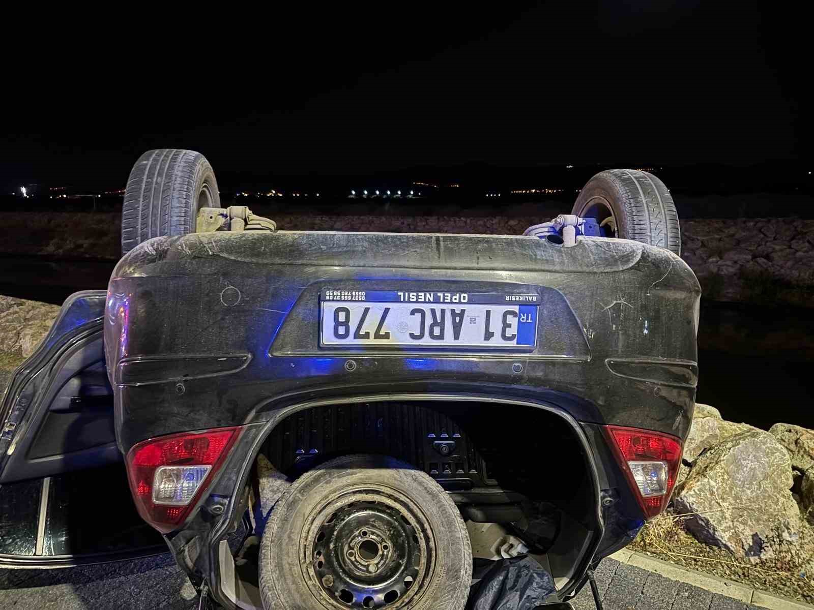 EDREMİT’TE TRAFİK KAZASI: 3 YARALI