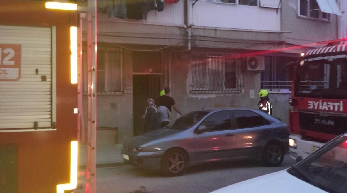 EDREMİT'TE APARTMAN GİRİŞİNDE MOTOSİKLET YANGINI PANİĞİ