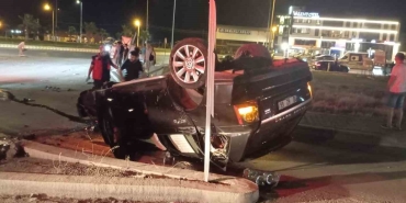 EDREMİT ZEYTİNLİ'DE AKILLI KAVŞAKTA KAZA: 2 KİŞİ YARALANDI