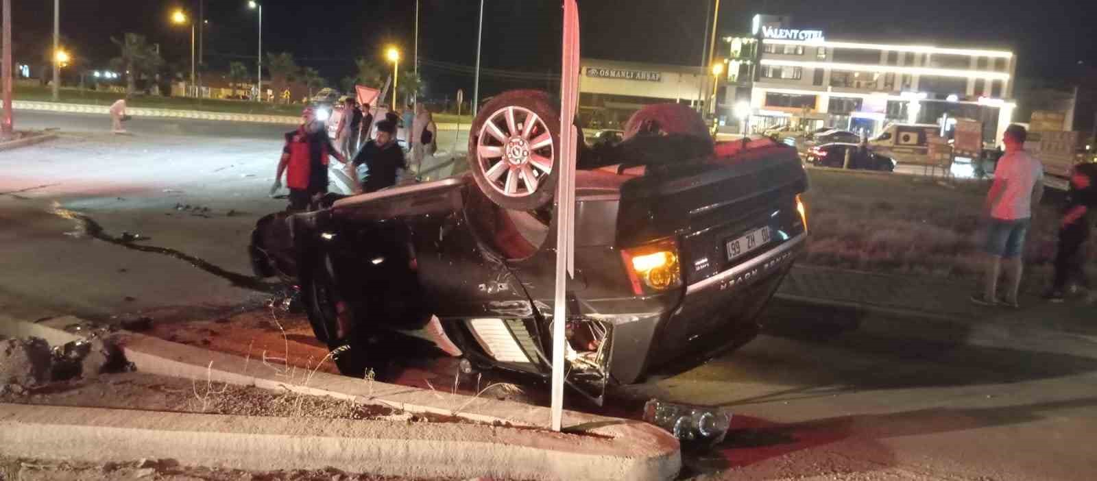 EDREMİT ZEYTİNLİ'DE AKILLI KAVŞAKTA KAZA: 2 KİŞİ YARALANDI