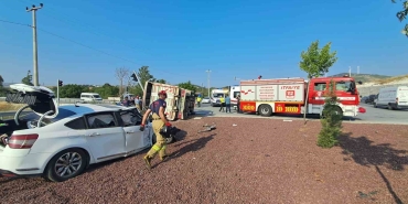 BALIKESİR'DE KAMYON İLE OTOMOBİL ÇARPIŞTI: 1 ÖLÜ, 1 YARALI