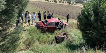 BALIKESİR'DE OTOMOBİL ŞARAMPOLE UÇTU: 2 YARALI