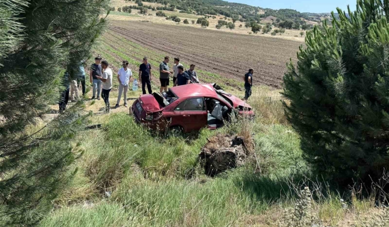 Balıkesir’de otomobil şarampole uçtu: 2 yaralı