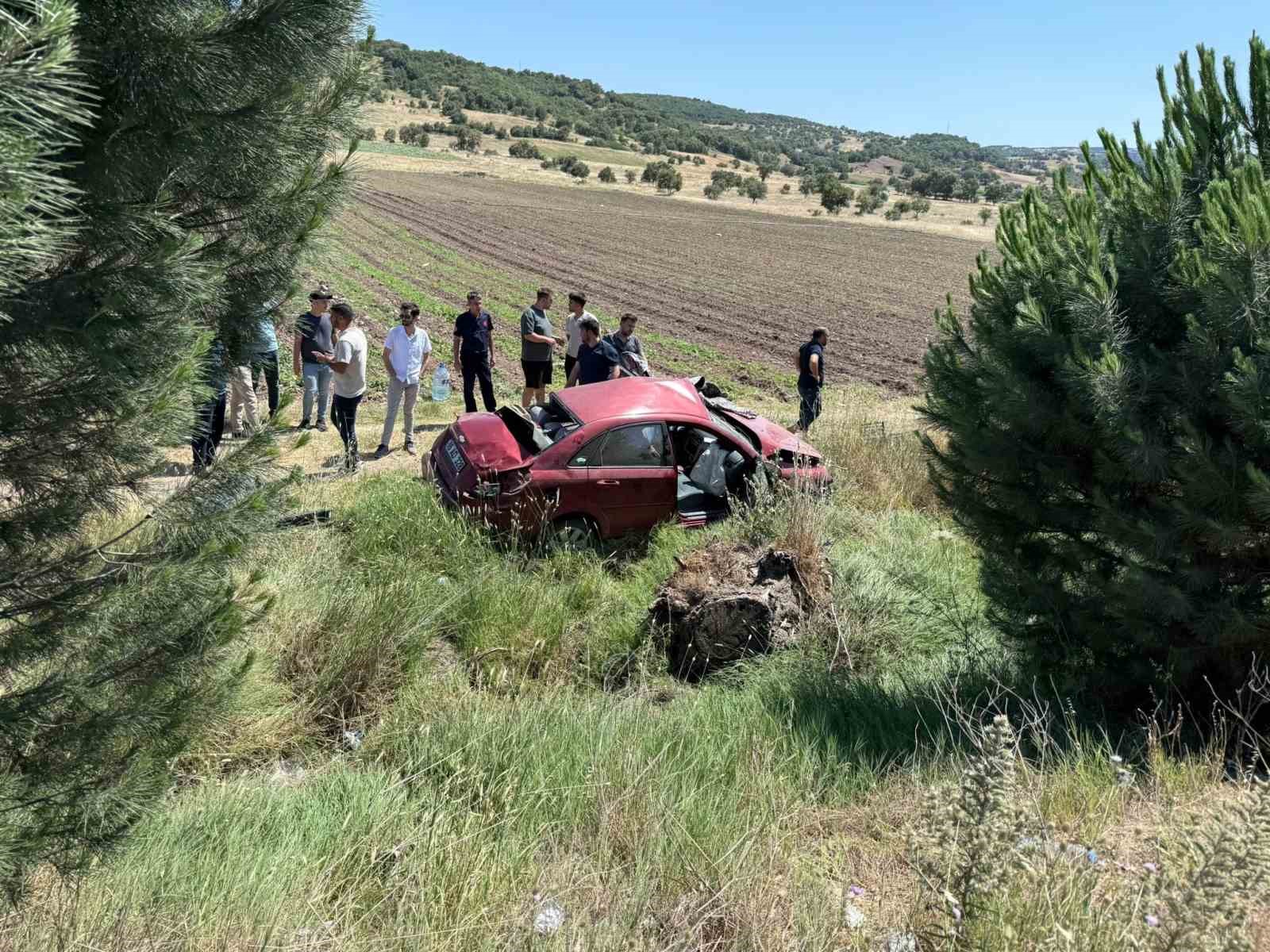 BALIKESİR'DE OTOMOBİL ŞARAMPOLE UÇTU: 2 YARALI