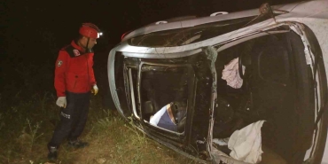 DURSUNBEY'DE OTOMOBİL ŞARAMPOLE UÇTU: 1 ÖLÜ, 1 YARALI