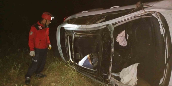 Balıkesir’de otomobil şarampole uçtu: 1 ölü, 1 yaralı